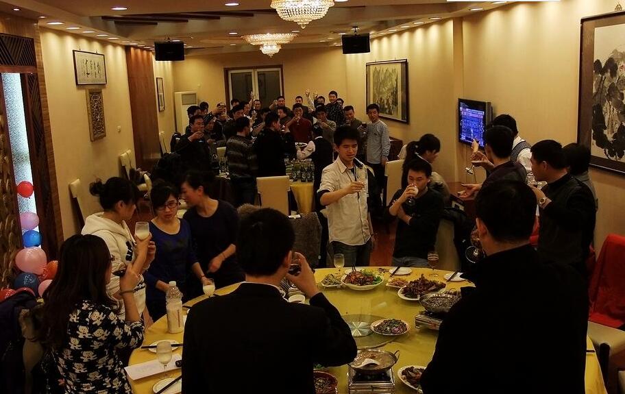 青岛保洁公司组织员工聚餐